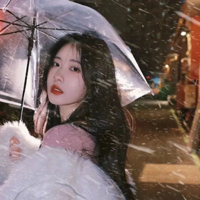 就这样，我们把金鱼放入了泳池